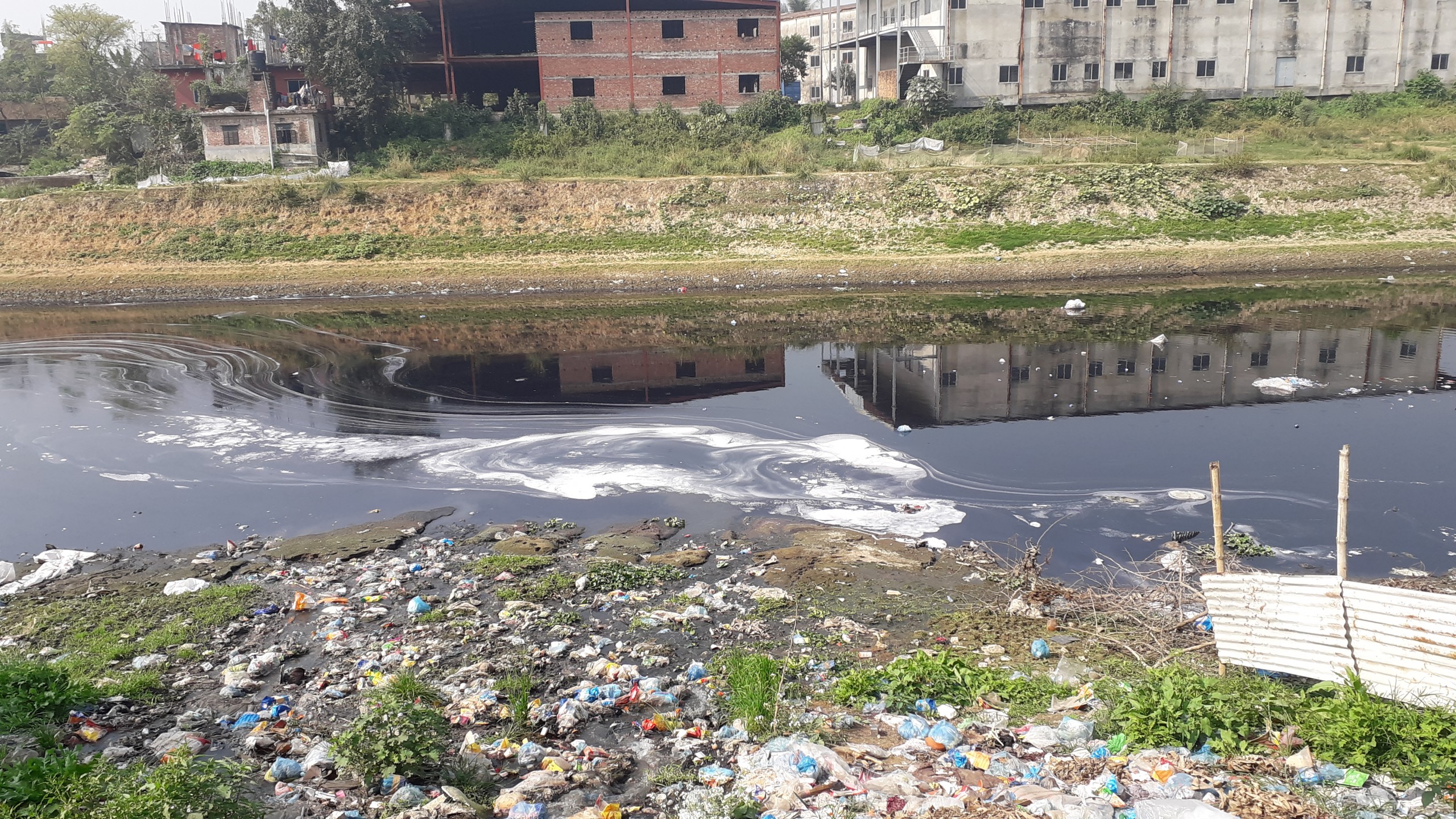 টঙ্গীতে ডাইং কারখানার দূষিত বর্জ্যে তুরাগ দূষণ